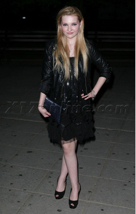 ArQCuXAbigailBreslin20110430001.jpg